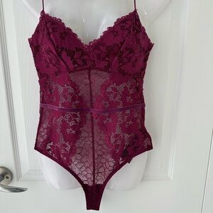 Guess Elegant Treon Stretch Lace Bodysuit in Plum Wine Extra Small XS